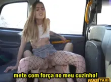 Legendaporno novinha dando o cu para o taxista e bebendo porra
