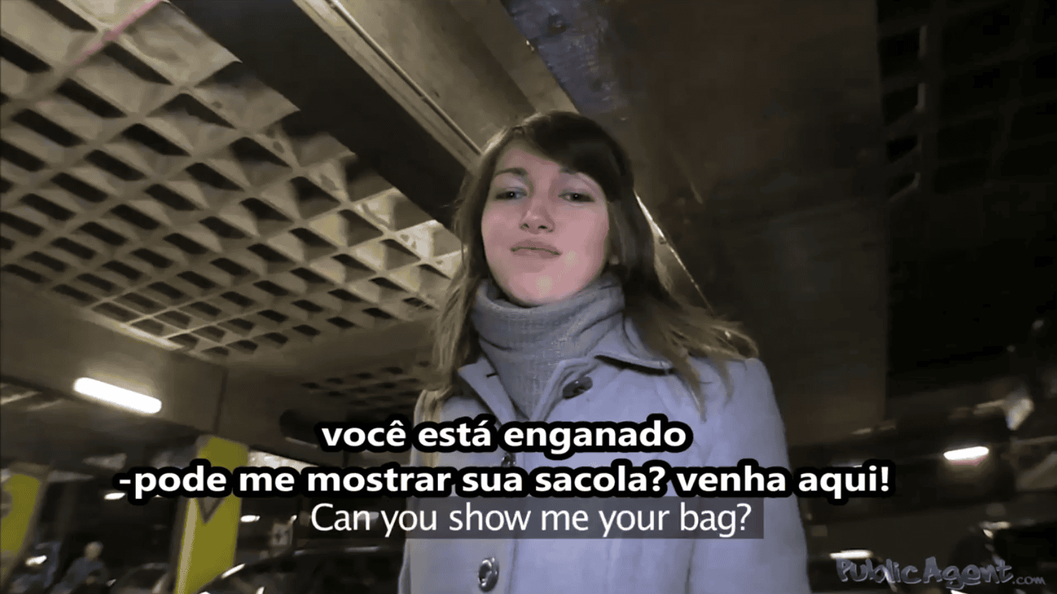 Menina inocente fudendo com o segurança nesse video sexo legendado onde ganha muito dinheiro para isso.