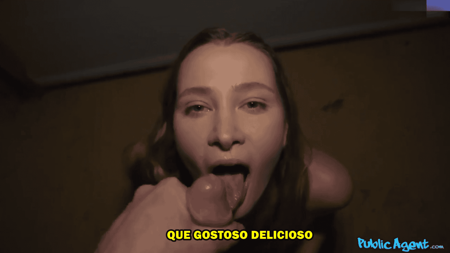 A estudante adora quando o safado da todo o leitinho na boca para ela engolir.