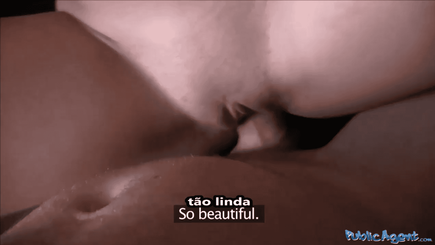 Novinha gozou gostoso quando ele enfiou o pau grosso na bucetinha.