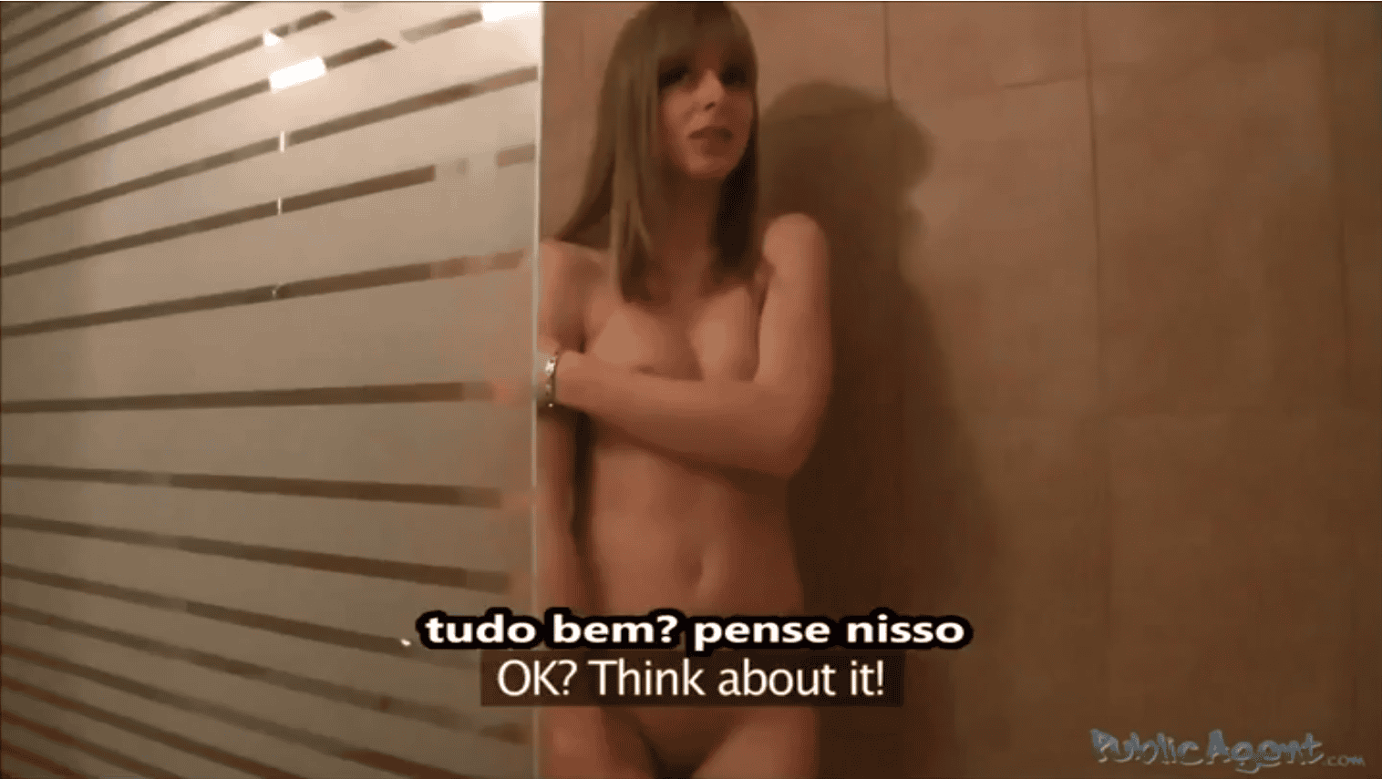 Pornolegenda deixando a turista sem dinheiro dormir em seu ap, e espionando ela tomar banho.