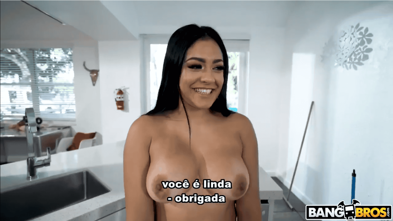 Pornôlegenda pagando para emprega gostosa fazer a faxina pelada, e depois dando a xoxota molhada.