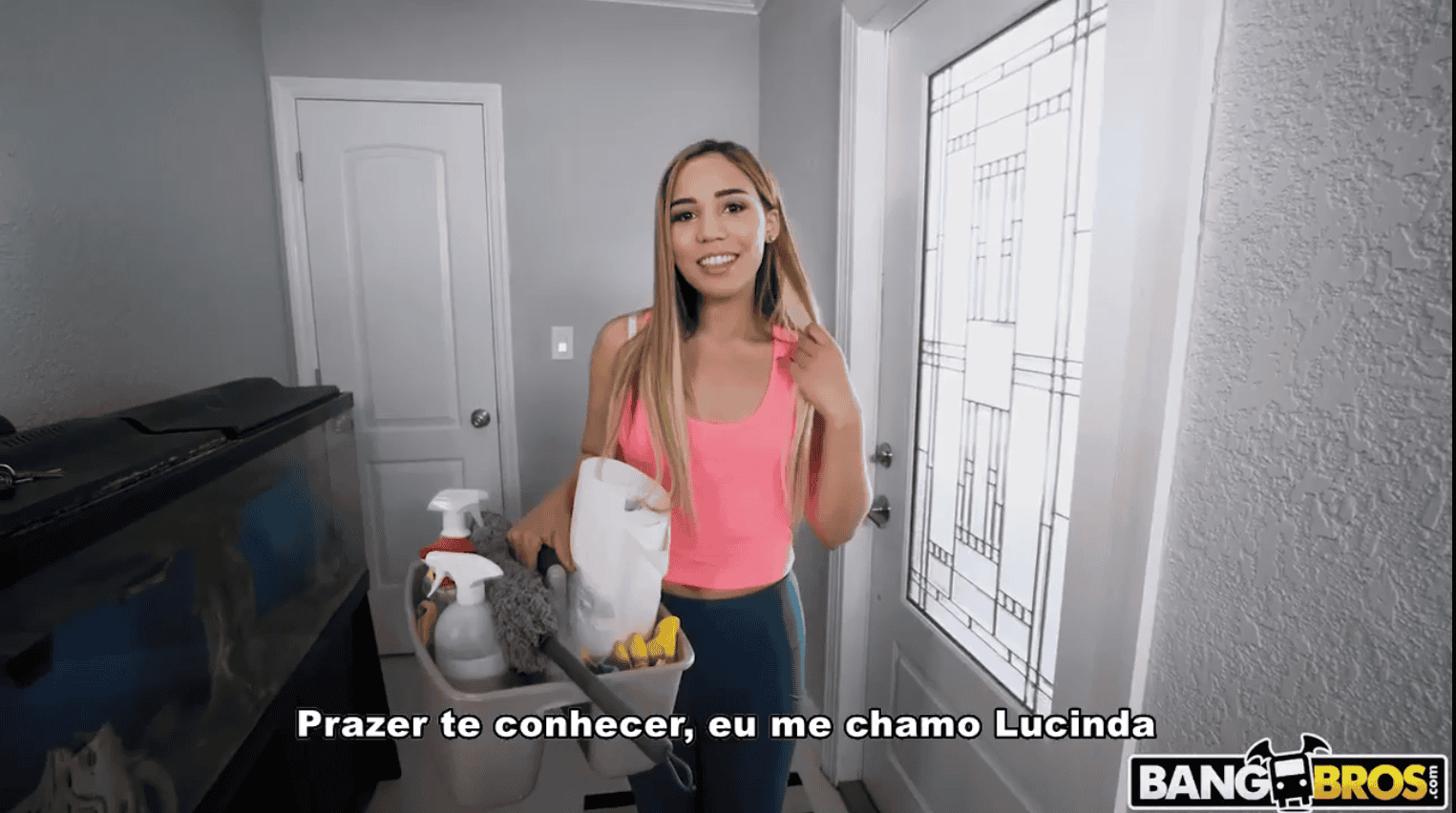 Sexocomlegenda empregada sendo seduzida e fodida pelo patrão que é bonito e bem dotado.