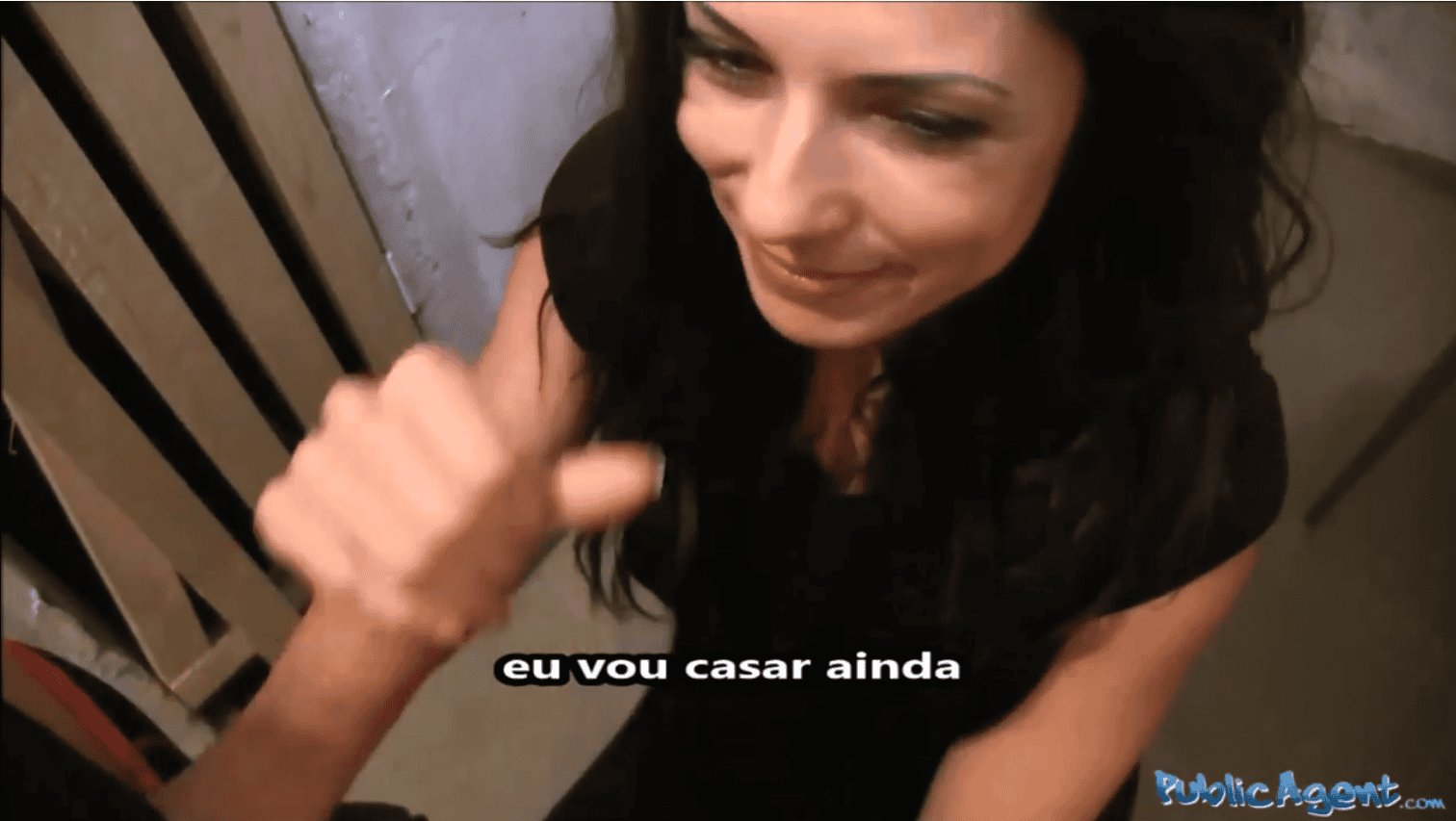 Ela adora o pau grande do agente dentro da sua boca de veludo.