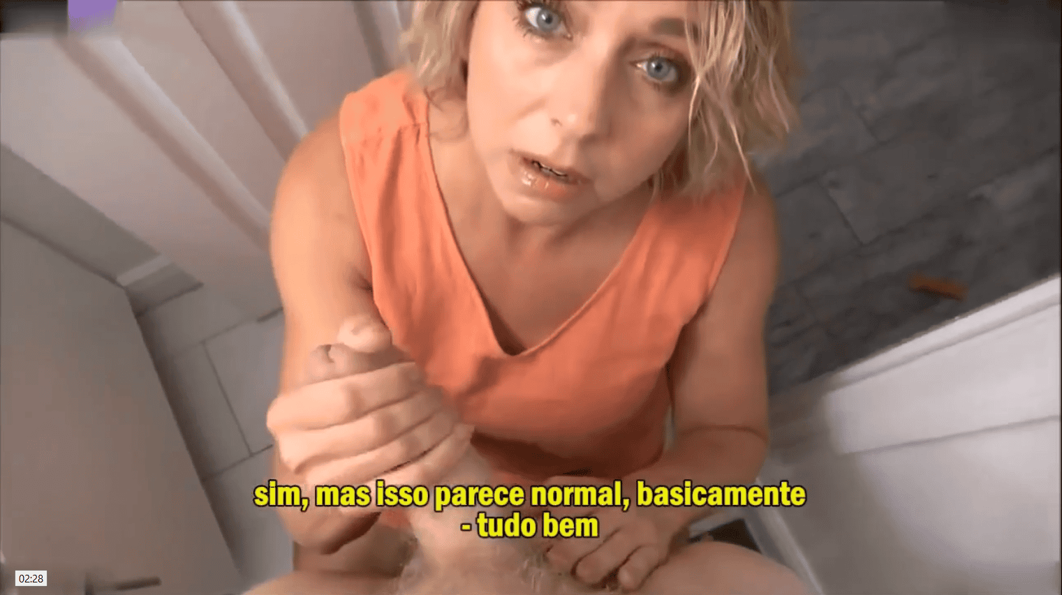 Videospornolegendado mãe ajudando o filho que estava com ereção a gozar bem gostoso, brincando com o pau dele.