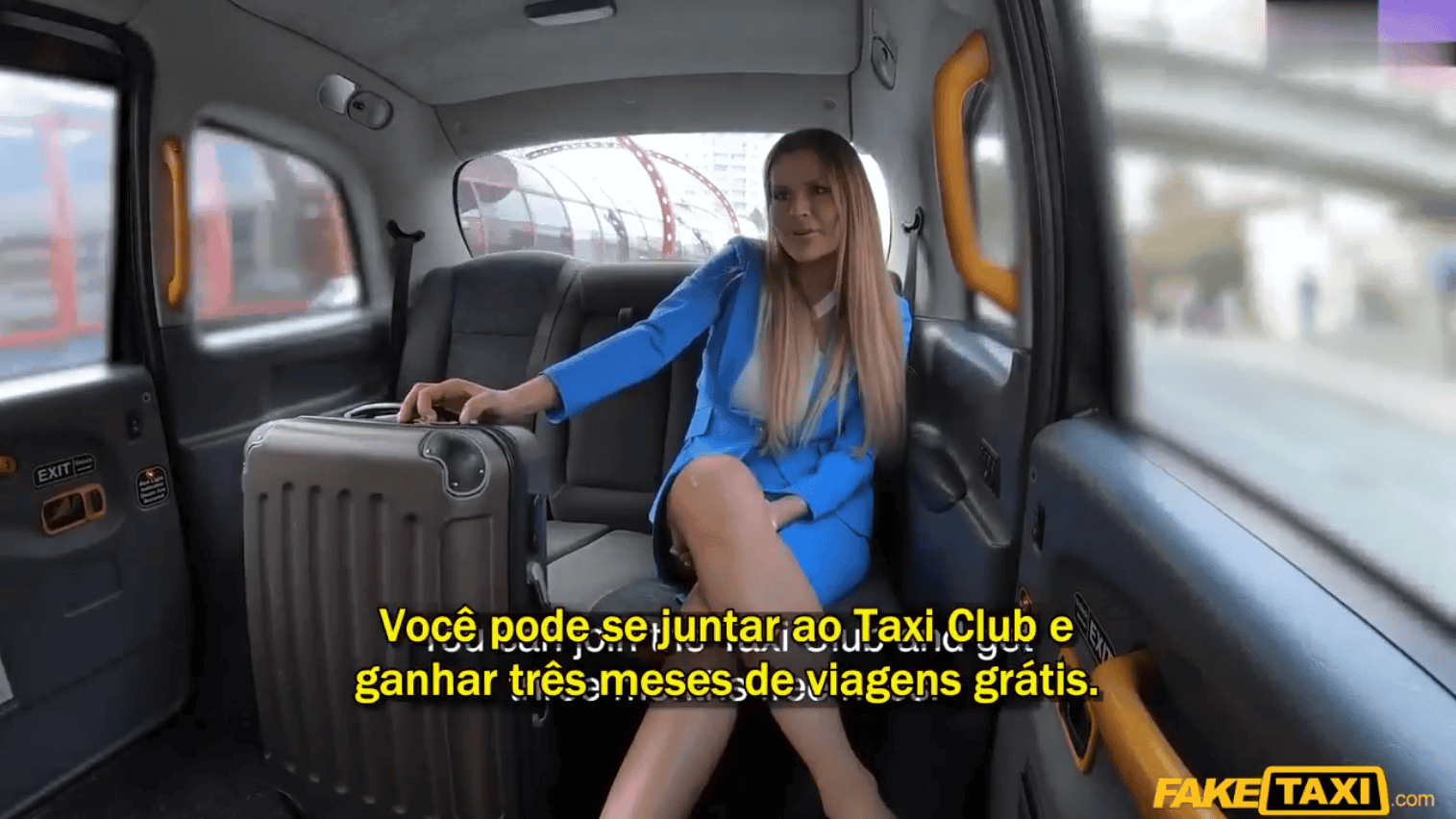 Aeromoça puta aceitou o convite para fuder no banco de trás do taxi.
