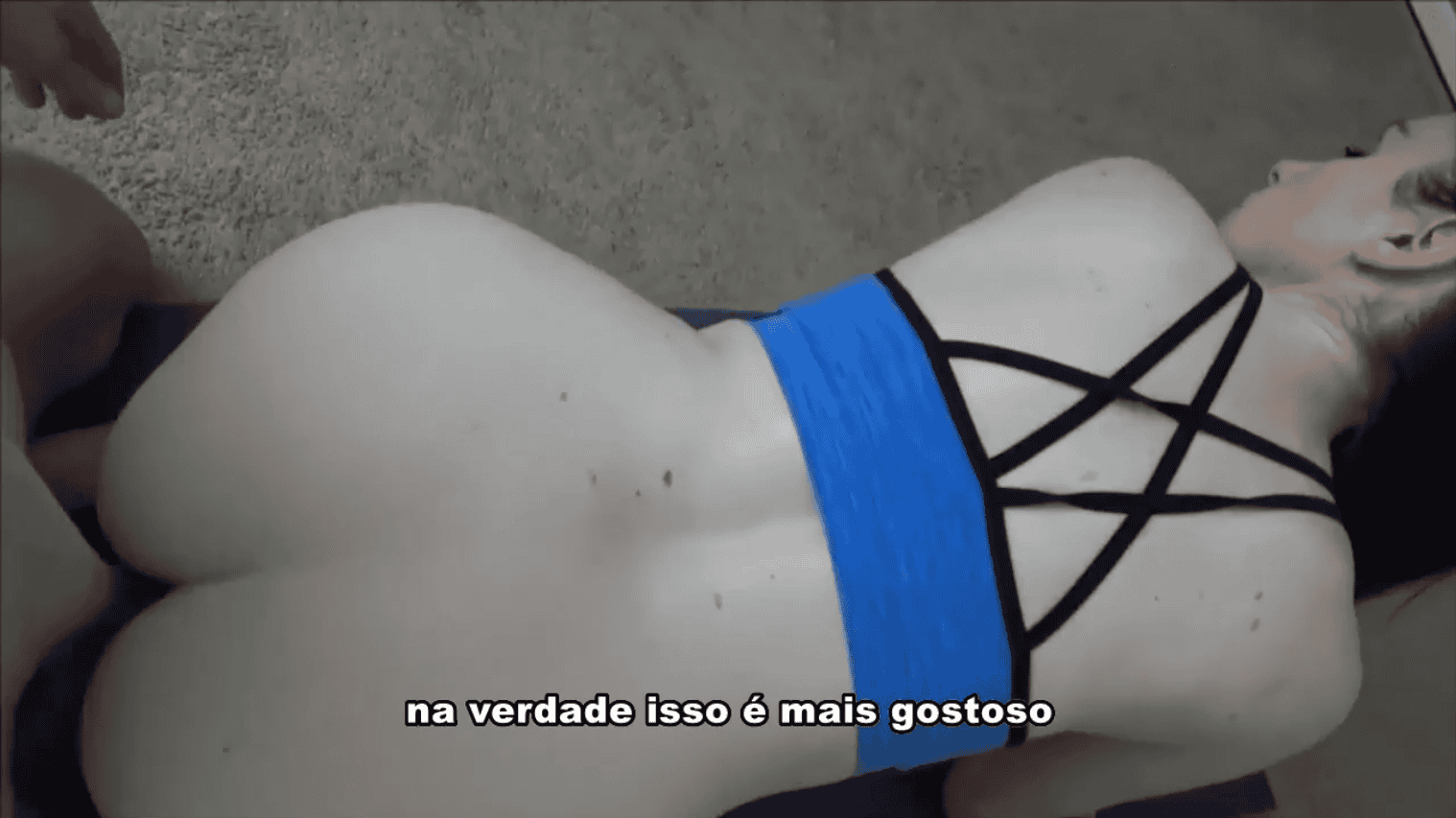 A safada de quatro aproveitou a pica do enteado na xoxota.