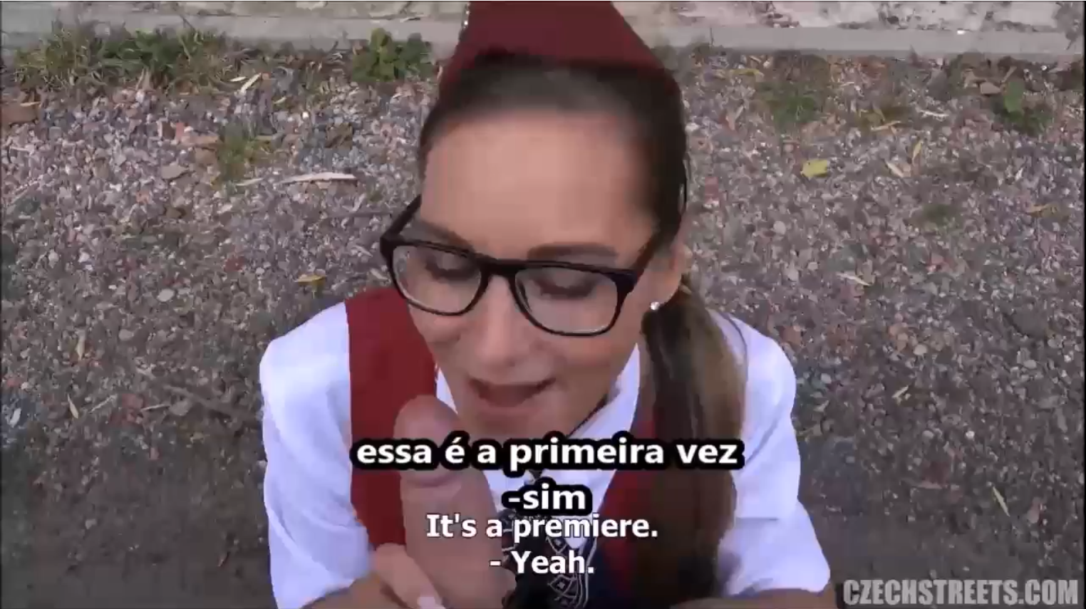 Foto da novinha chupando um pau pela primeira vez, em troca de dinheiro.