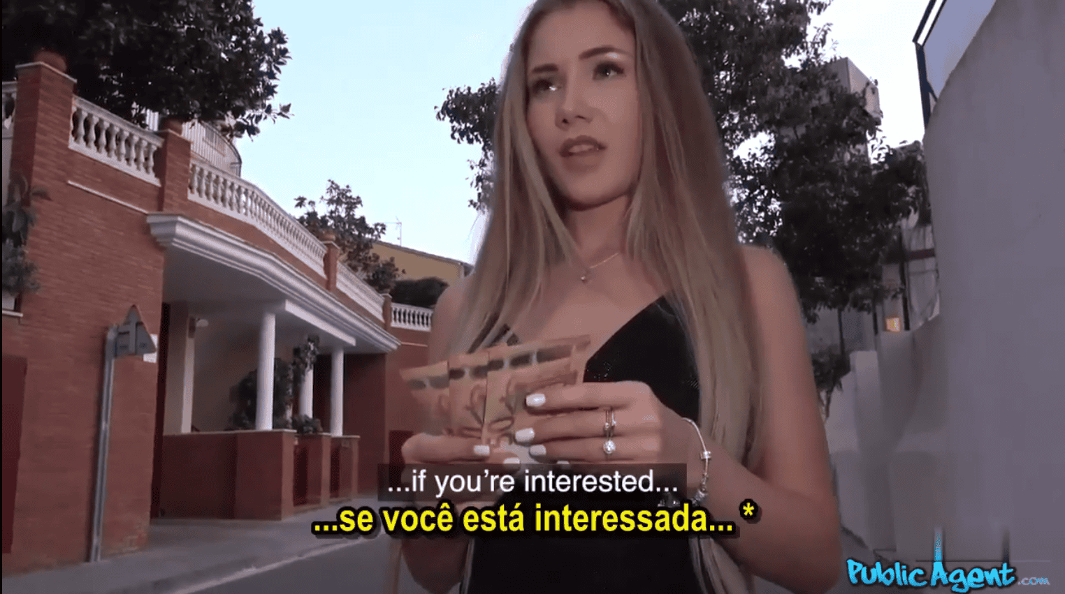 Filmes pornô legendados em português grátis com loirinha aceitando transar por dinheiro no bolso dela.