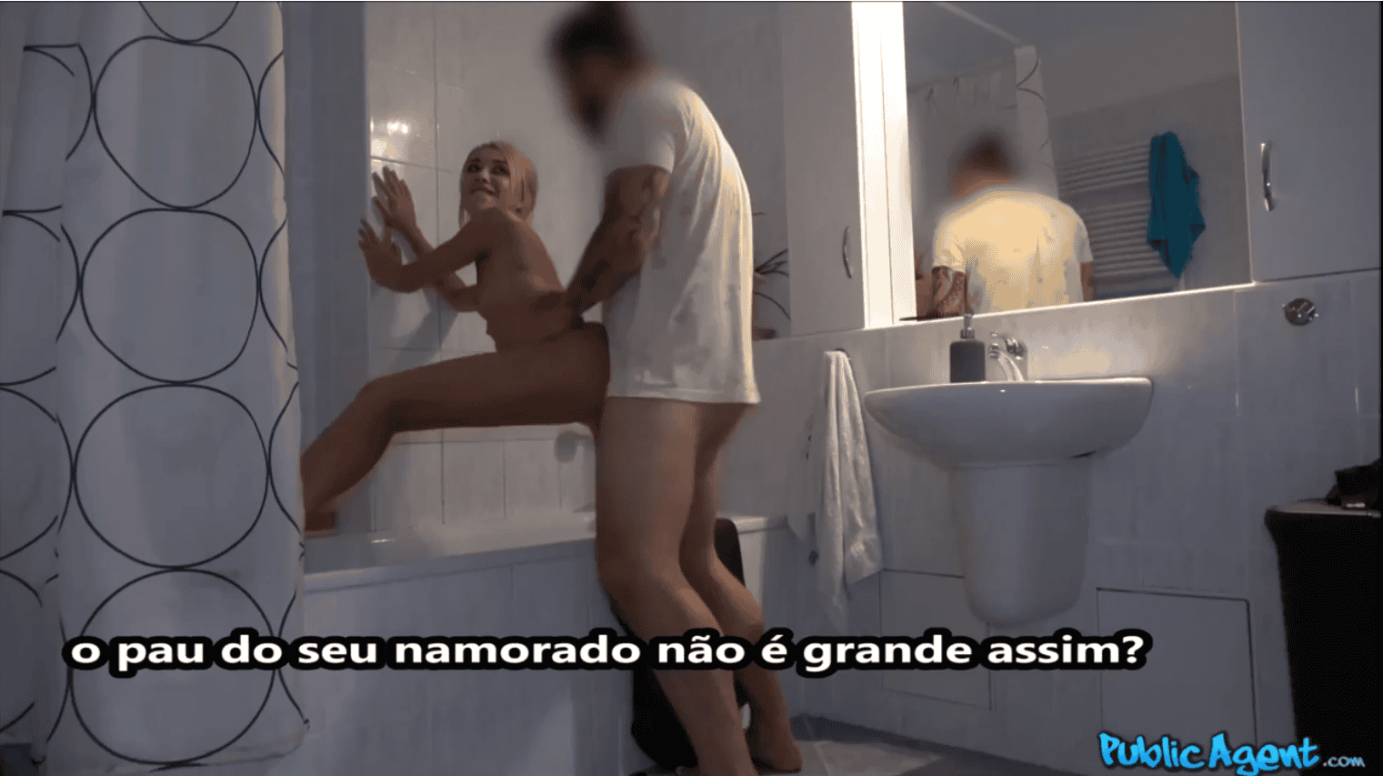 Ela adora quando ele a pega com força enfiando o pau todo até as bolas.