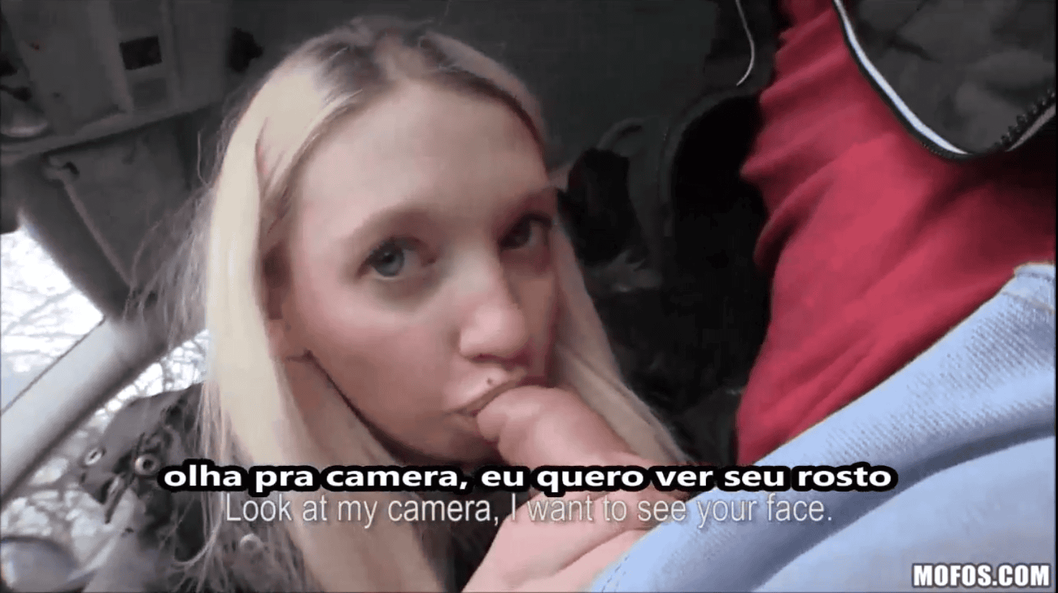 Porn com legenda loirinha safada traindo o namorado com vizinho, dando uma mamada na rola enorme.