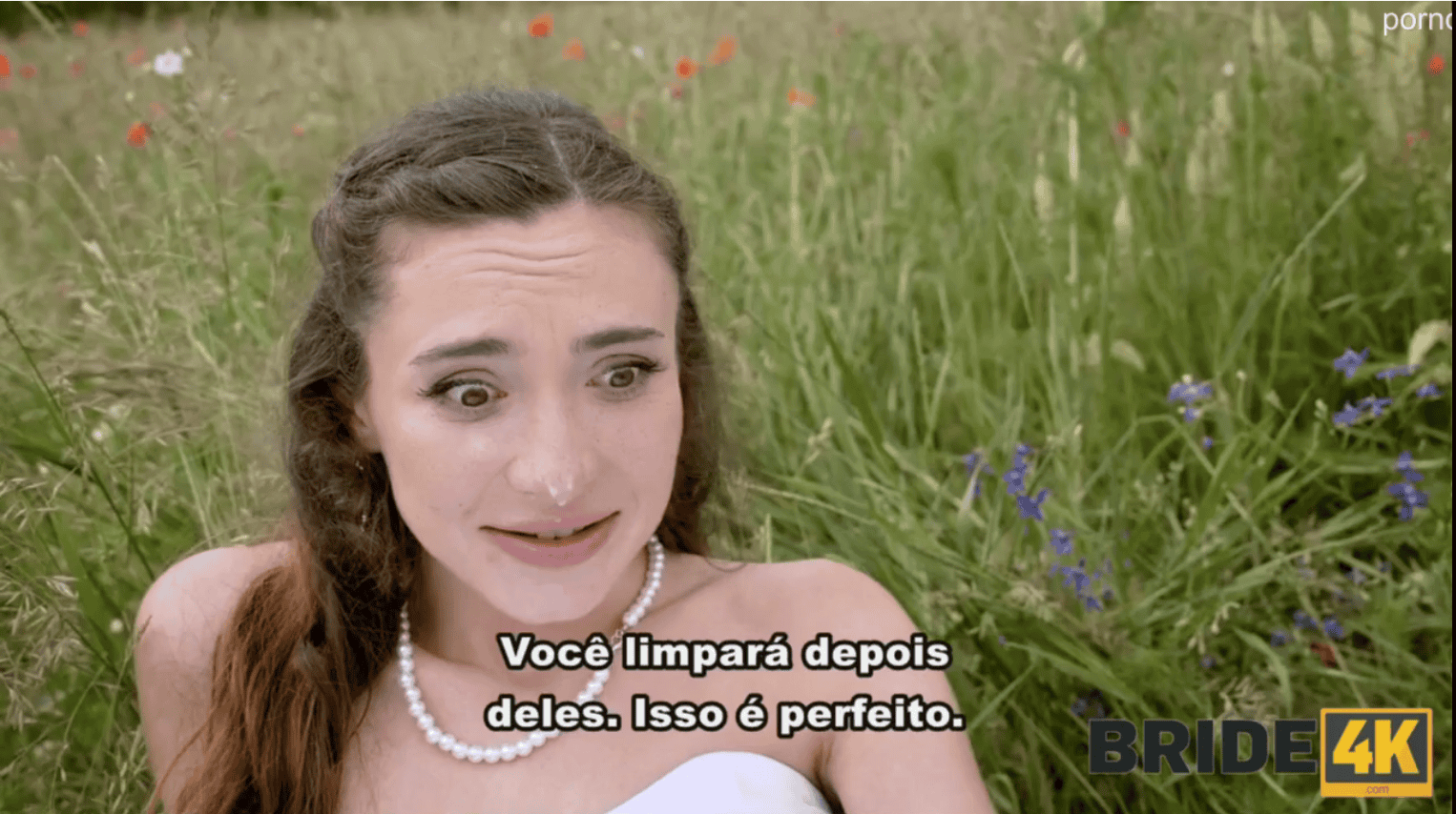 A novinha linda ganhou uma gozada gostosa na boca e no rostinho.