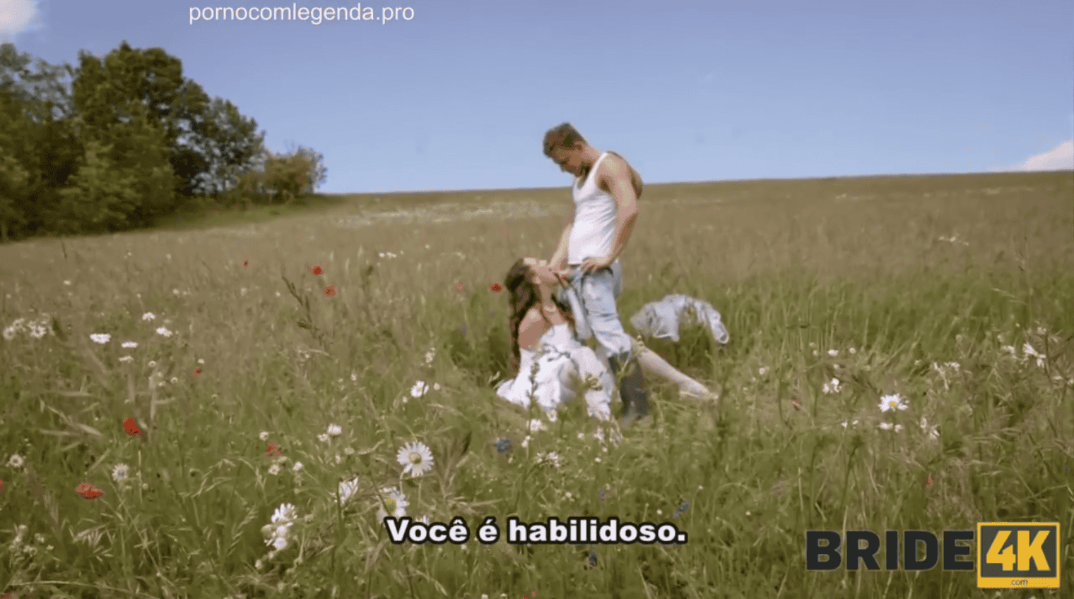 A gostosa pagou um boquete que deixou o peão maluco de tanto tesão.
