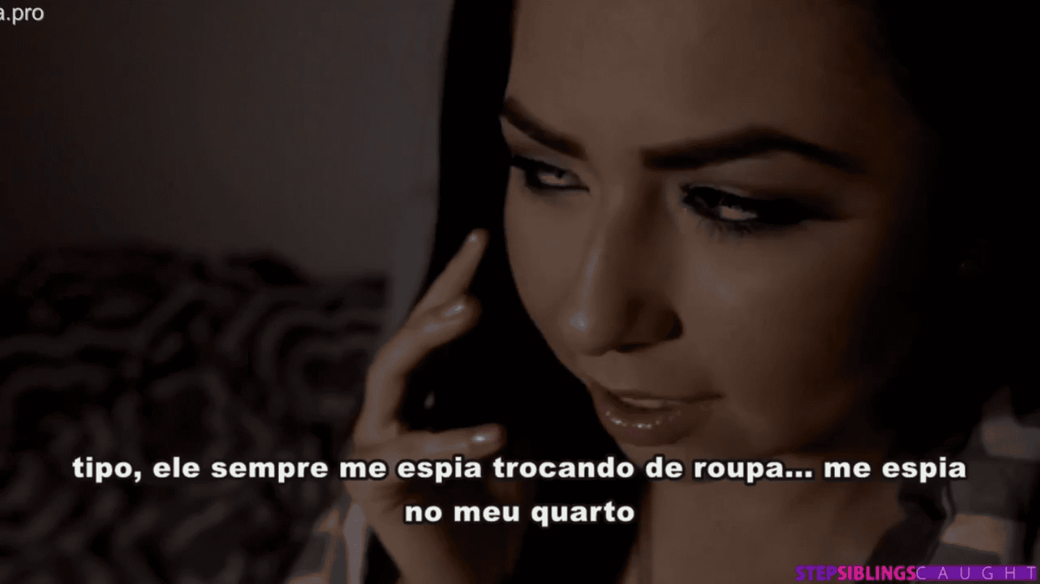 Pornô amador legendado, onde a novinha conversa ao telefone com a amiga, antes do sexo com o irmão.