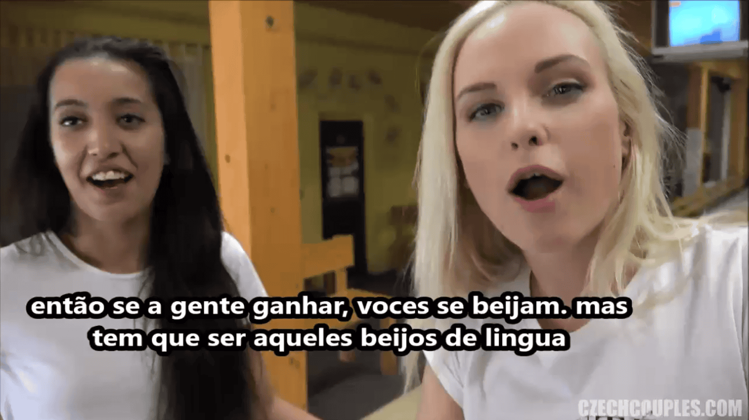 Pornô legendado com gatinhas fazendo aposta safada com seus namorados.