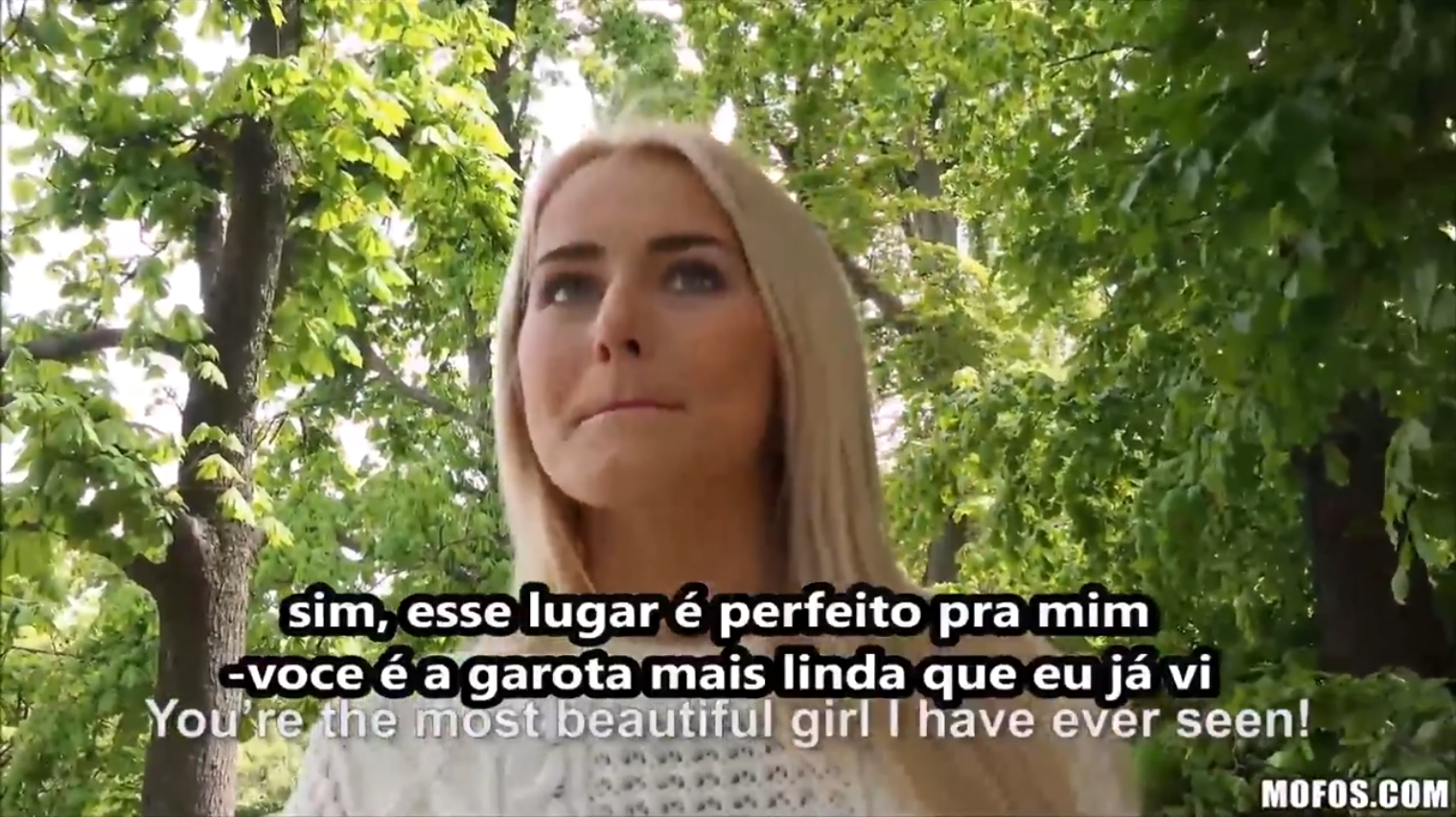 A novinha linda ficou excitada com os elogios daquele desconhecido muito charmoso.