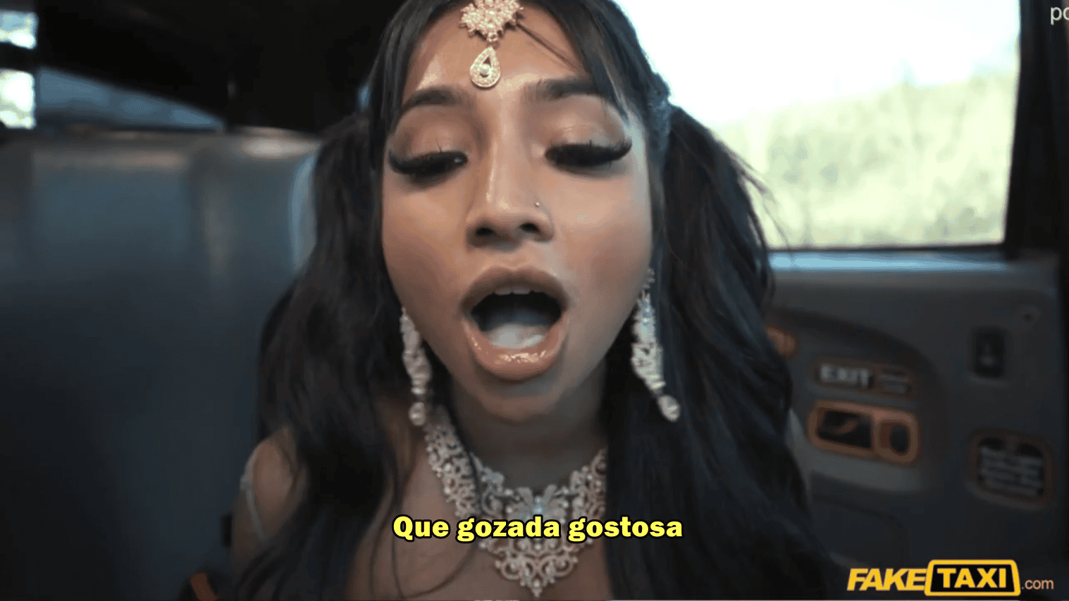 Gostosa mamou no pau do taxista até ele liberar leitinho na boquinha dela.