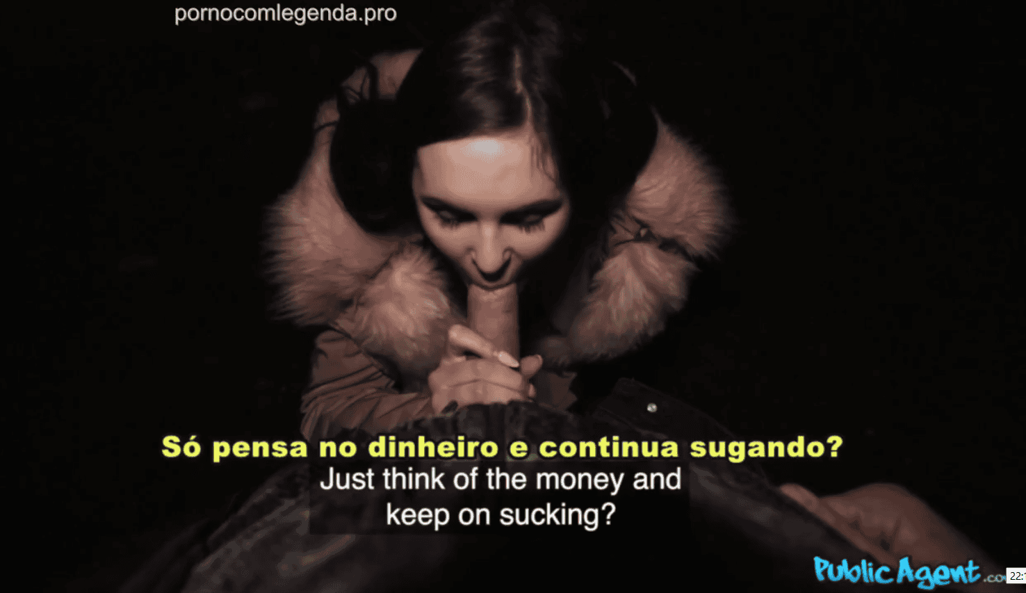 A novinha de joelhos chupou sem parar o pau do macho.