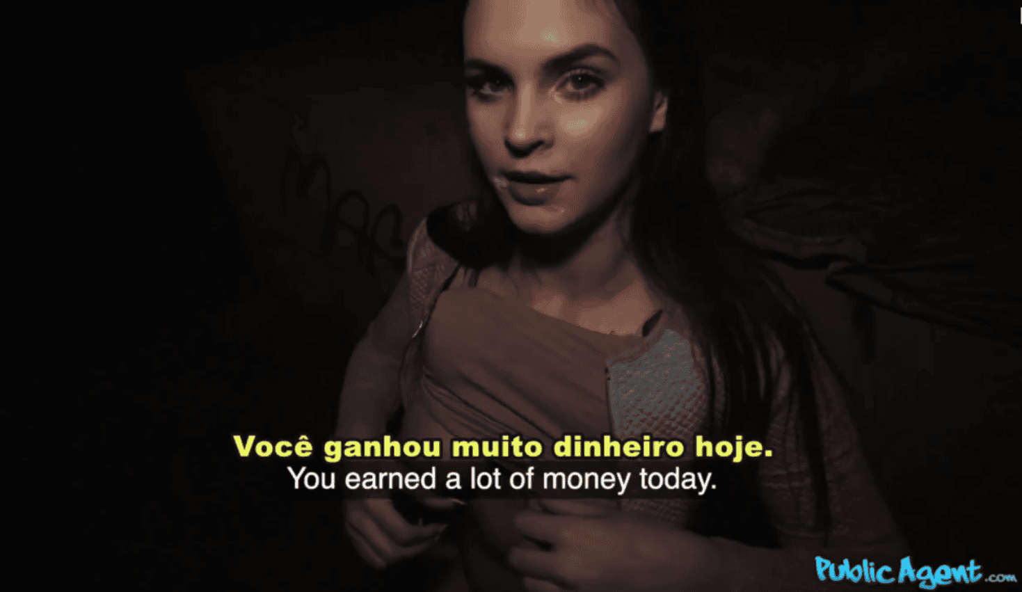 Sexo legendado em português com a colegial ganhando gozada na boca.
