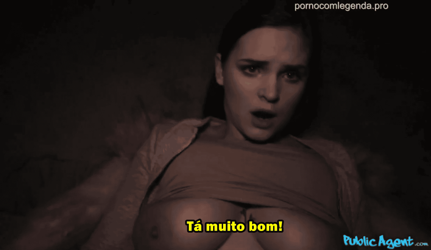 A jovem adorou sentir o pau do desconhecido entrando na buceta.