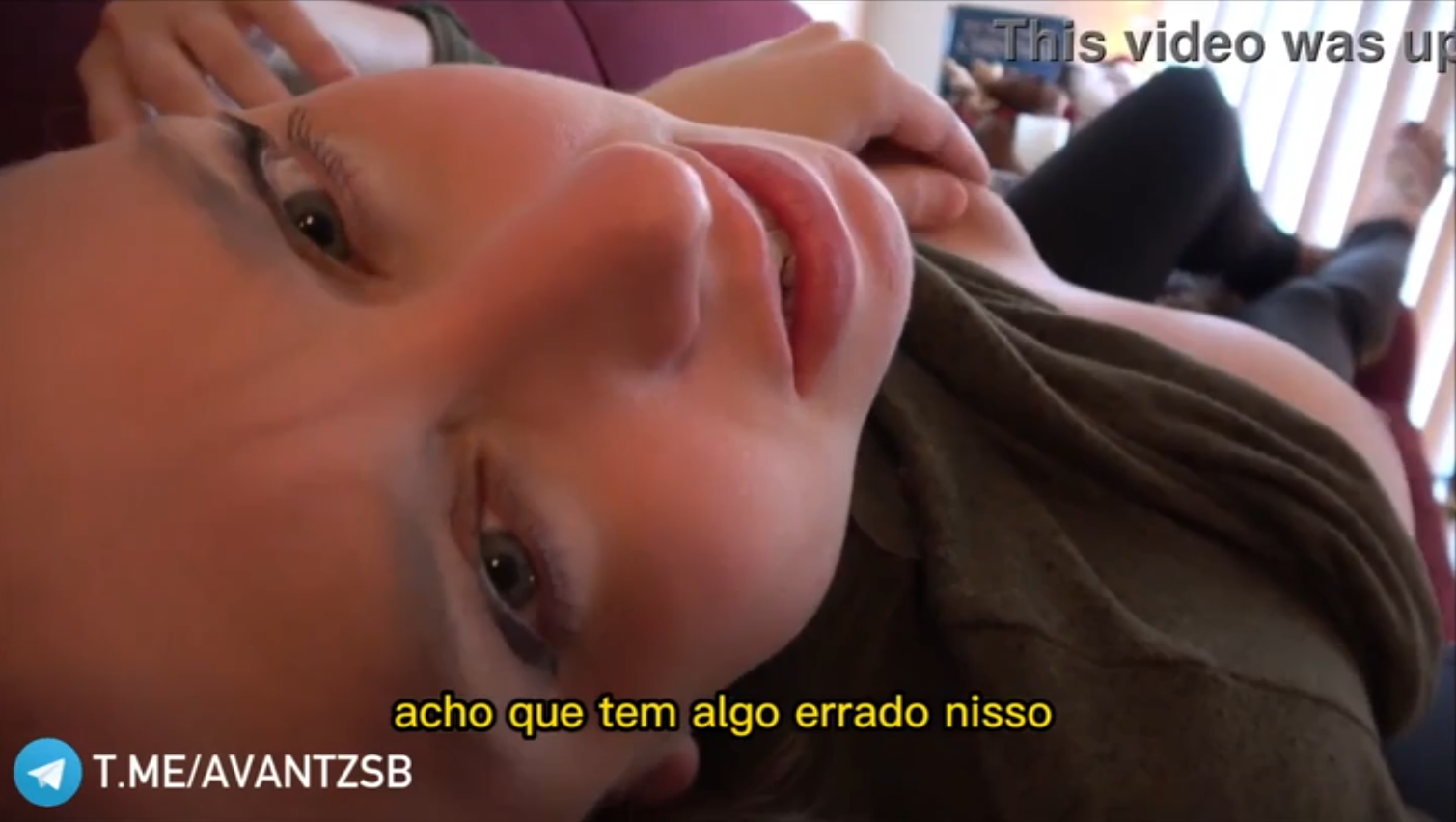 Enteando deixando a madrasta cheia de tesão brincando com os seios dela.