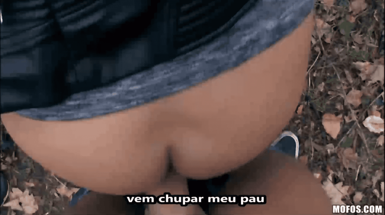 Com a bunda empinada a gatinha ficou gemendo enquanto era toda fodida.