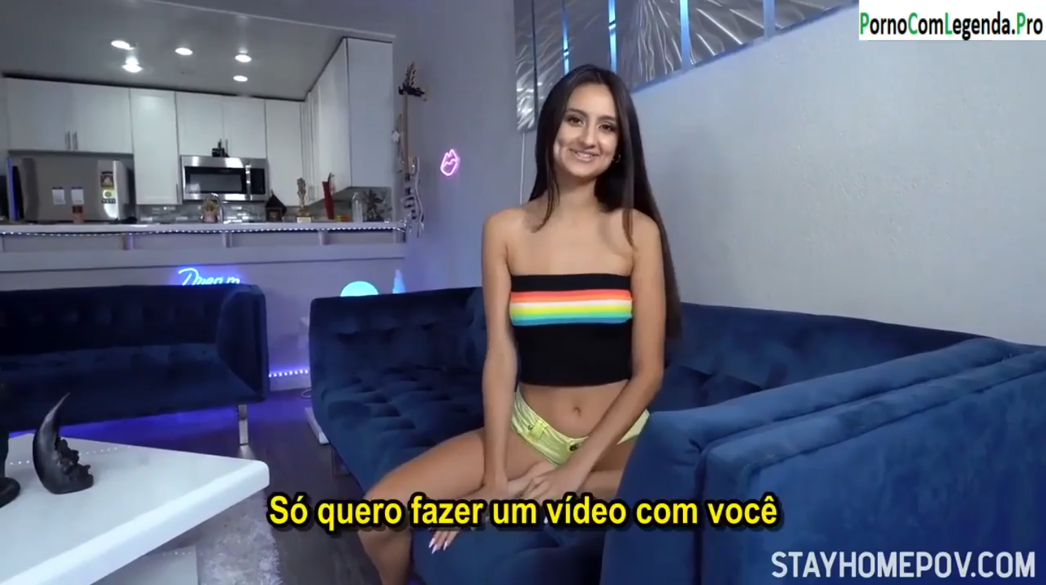 Quando ficou excitada, a novinha convidou o namorado para gravar um video pornô com ela.