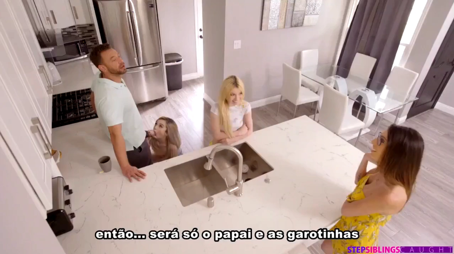 Enteadas putas em um sexo legendado onde pagam um boquete gostoso para o padrasto dotado.