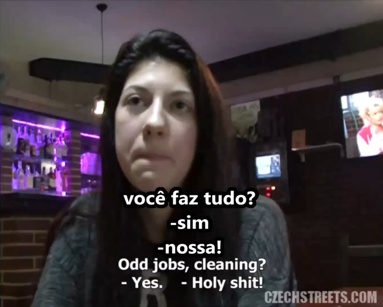 Porncomlegenda com a mais gata de todas, trepando com os clientes do bar.