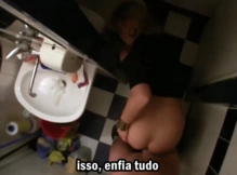 Video porno legendado fudendo a garçonete no banheiro