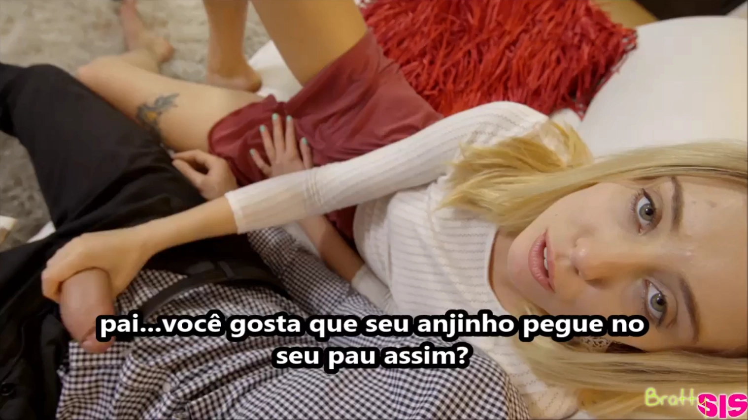 Anjinha do papai estava com tesão nesse porno com legenda, e pegou no pau do padrasto.