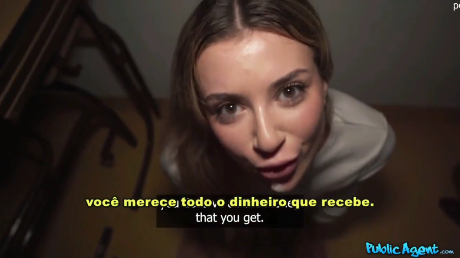 Engolindo porra depois de perder a aposta no porno com legenda. Ela fez o cara gozar tudo na boquinha dela.