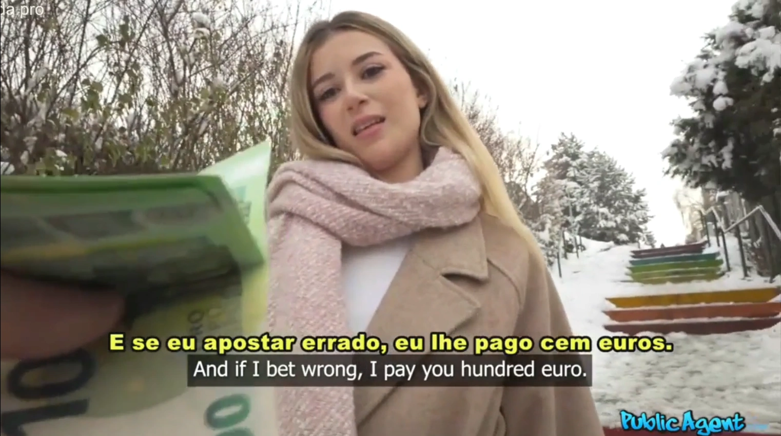 Engolindo porra depois de perder a aposta no porno com legenda. Ela fez tudo após perder aquela aposta.