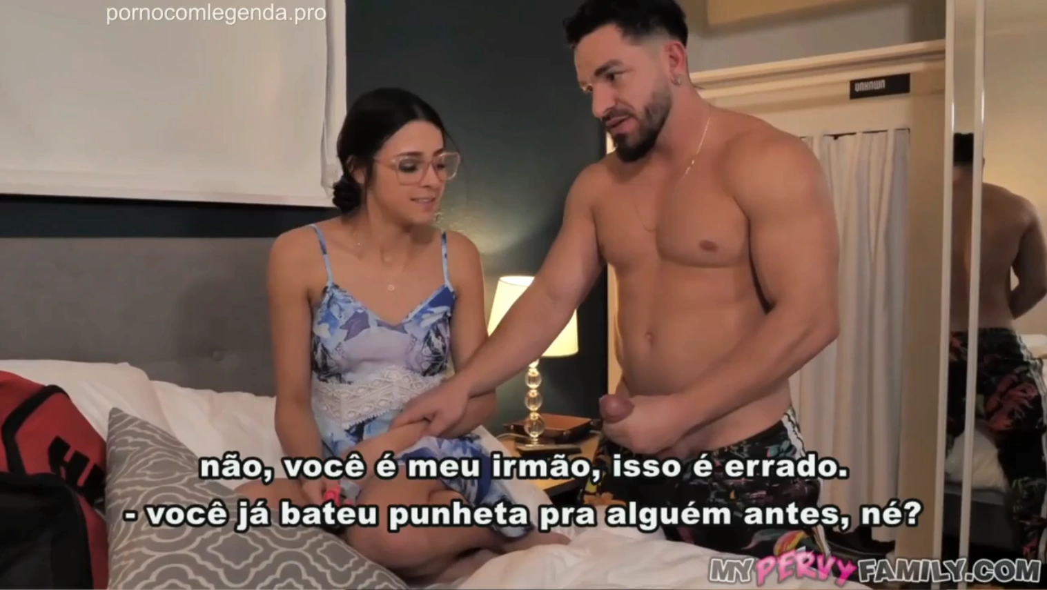 Gozando na boca da irmã nerd porno com legenda, depois de brincar com ela na cama.