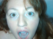 Novinha mostrando que adora beber porra
