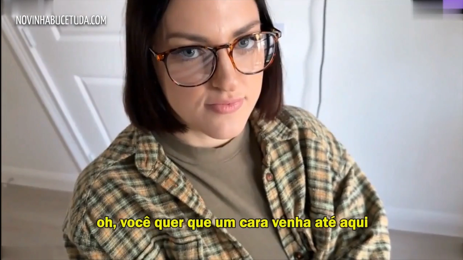 Porno com legenda com uma novinha excitada tirando a virgindade do irmão, depois de ter que dividir o quarto com ele e ficar excitada.