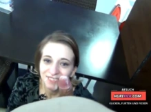 Alemã gostosa dando o cuzinho no shopping