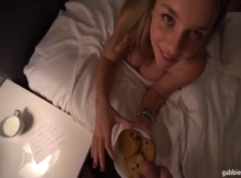 Ninfeta peituda comendo biscoito com esperma do namorado