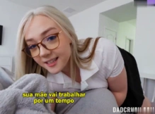 Fudendo a enteada para ajudar ela a relaxar – porno com legenda