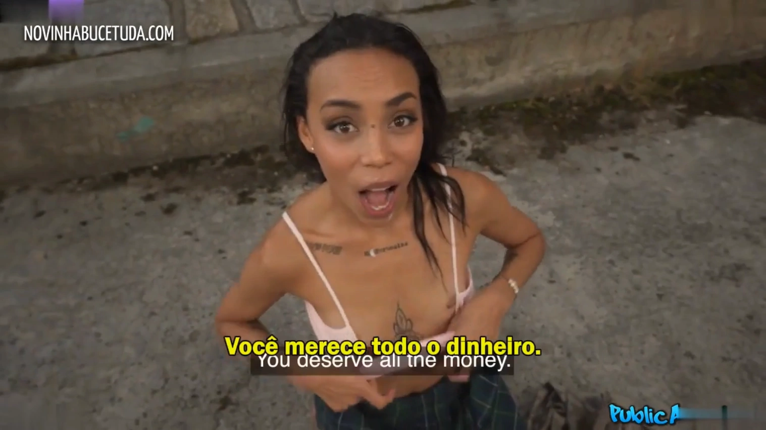 Porno com legenda com uma jovem colombiana fudendo e comendo porra, engolindo cada gota do esperma.