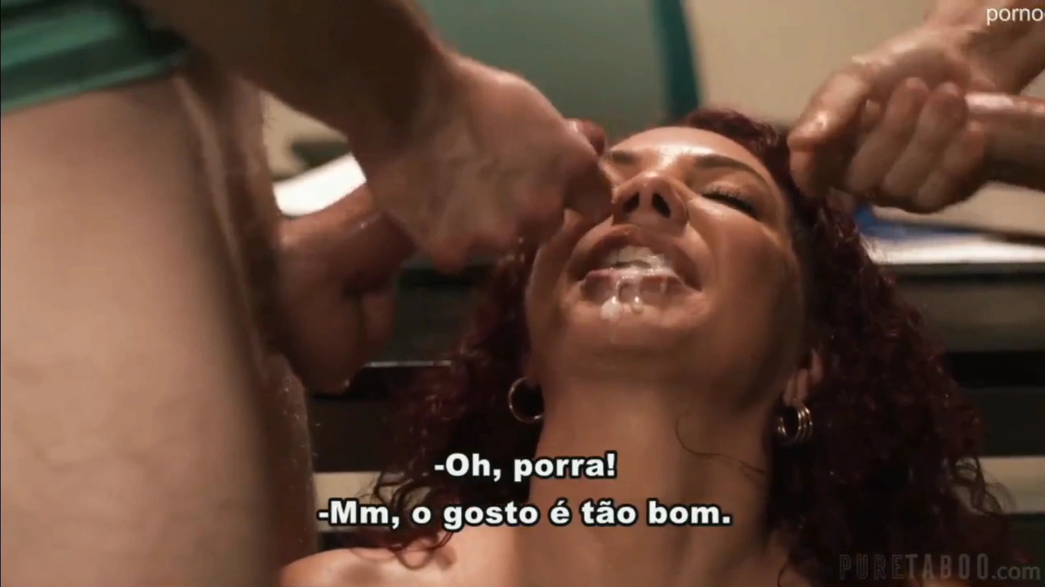 Professora fudendo com alunos nesse xvideos legendado, onde foi chantageada e arrombada na dupla penetração.