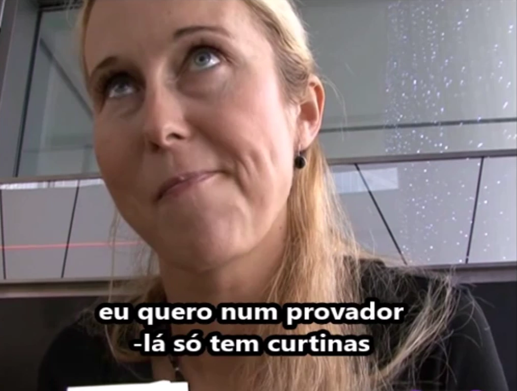 Sexo no provador com casada em cena de sexo legendado, onde ela aceita dinheiro pela rapidinha.