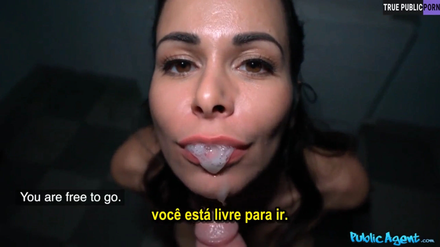 Xvideos legendado com a morena gostosa fudendo e ganhando uma gozada na boquinha.