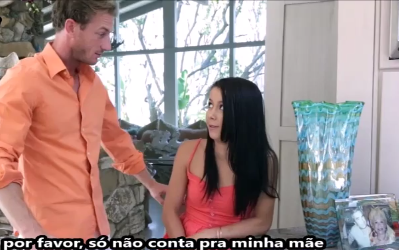 Enteada ladra foi punida com sexo nesse porno com legenda, onde o padrasto mete gostoso na bucetinha rosa dela.