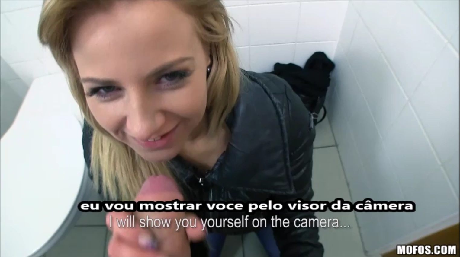 Pagando mulheres na rua por sexo nesse xvideos legendado, onde a gata se delicia com a pica.