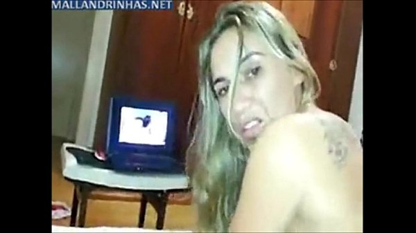 Loira gostosa gozando no sexo anal