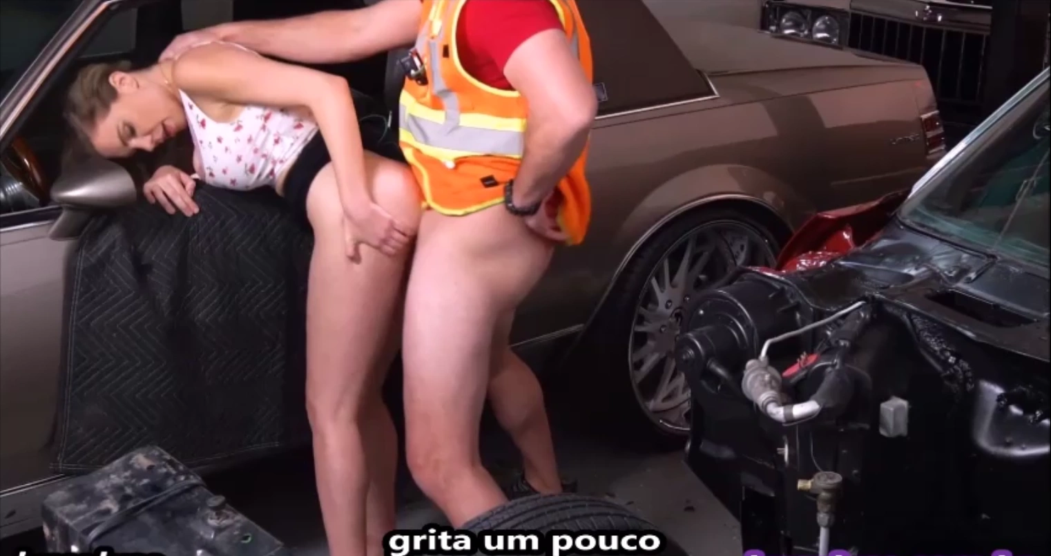 Gostosa gravou porno com mecânico nesse pornôlegenda onde ele mete com força nela.