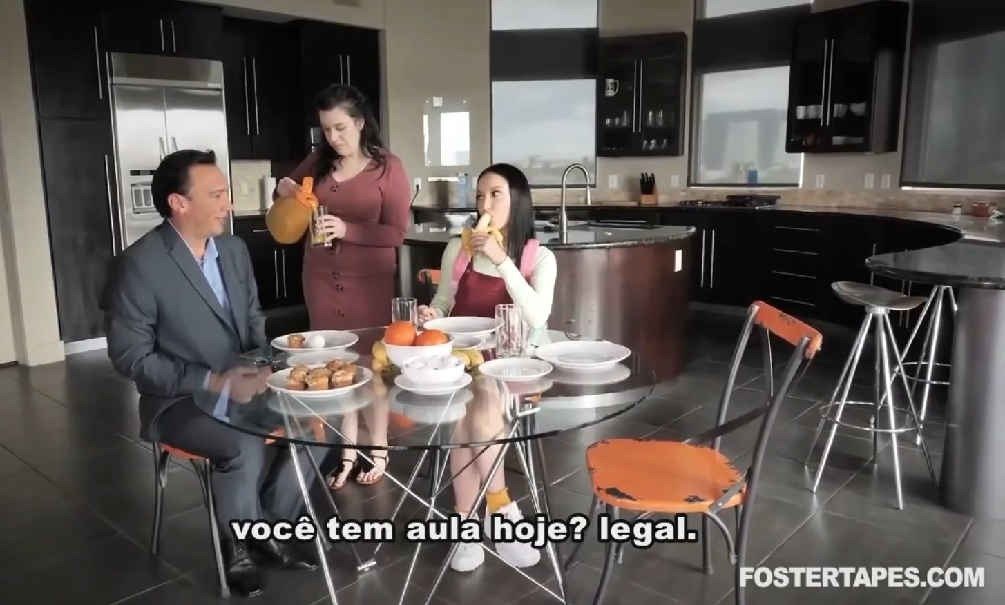 Legenda sexo onde a filha adotiva seduziu o pai enquanto a mãe dormi, sem desconfiar da putaria.