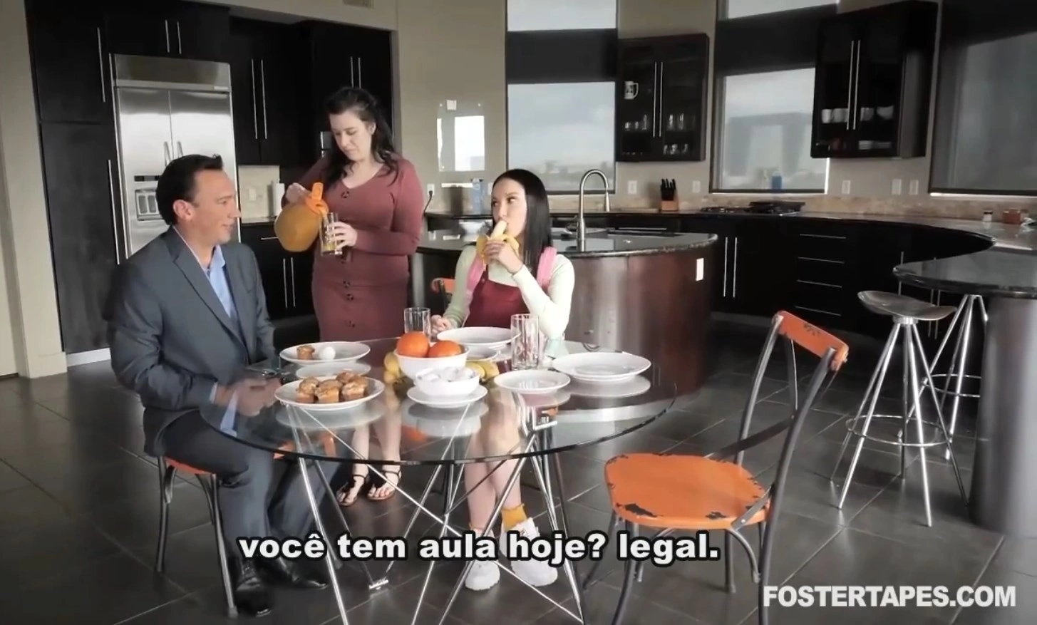 Legenda sexo onde a filha adotiva seduziu o pai enquanto a mãe dormi, sem desconfiar da putaria.