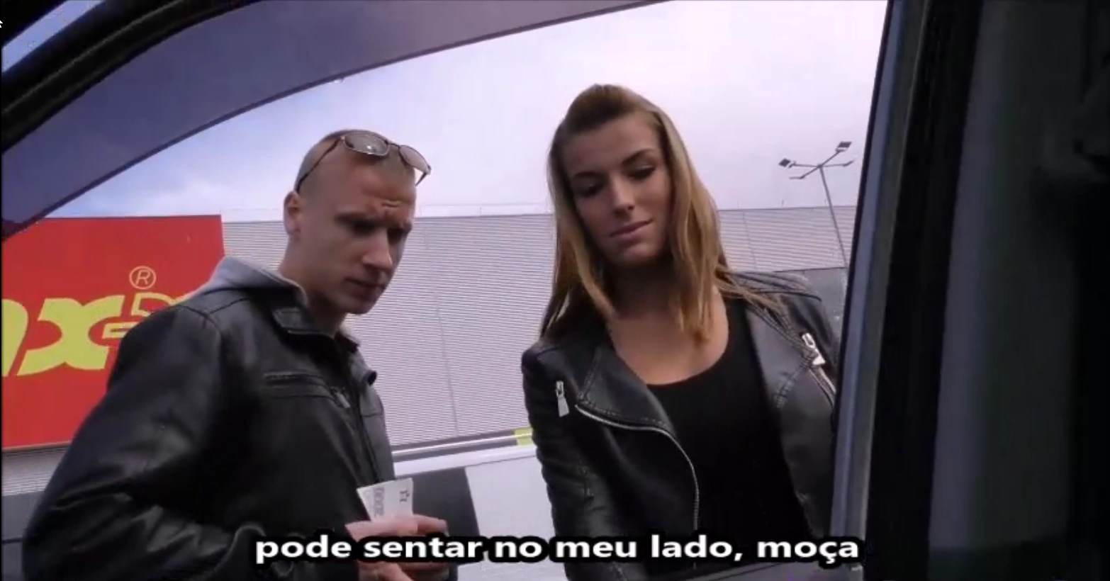 Pornografia legenda com namorado vendendo a namorada, deixando o dotado fuder ela.